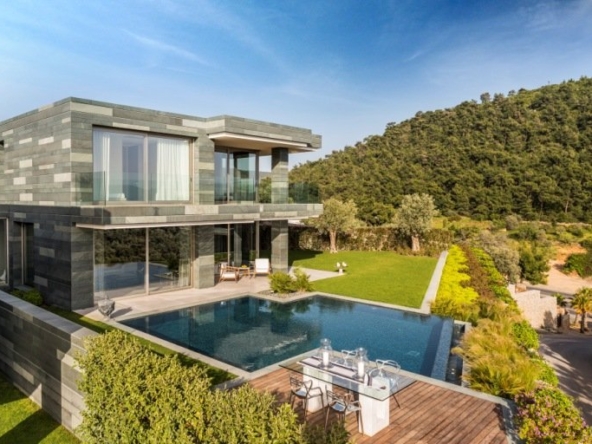Private pool modern villa for sale